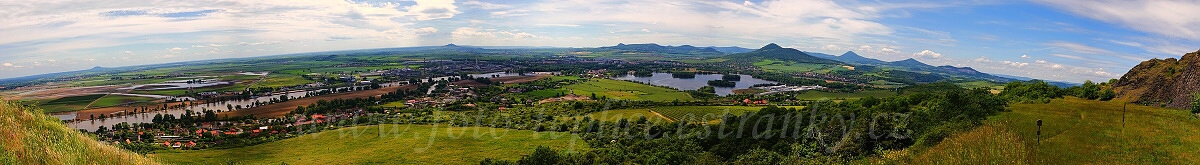 Panorama Českého středohoří pohledem z Radobýlu